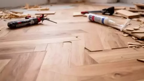 Ile kosztuje położenie paneli w jodełkę